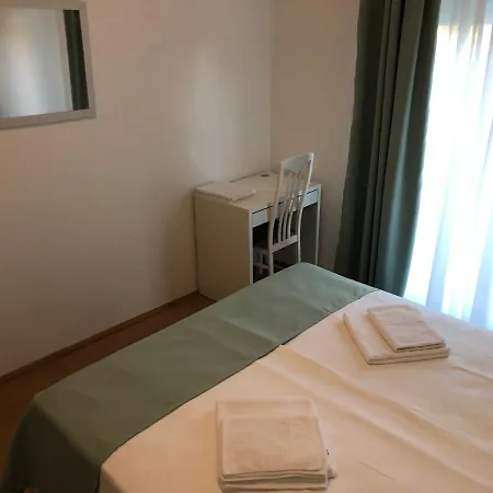 Apartment Dora *