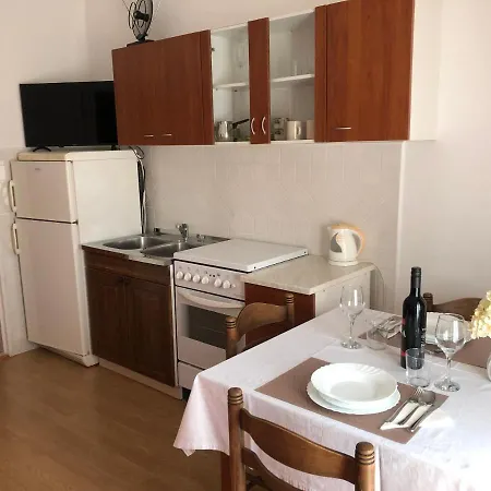 Dora Apartment *